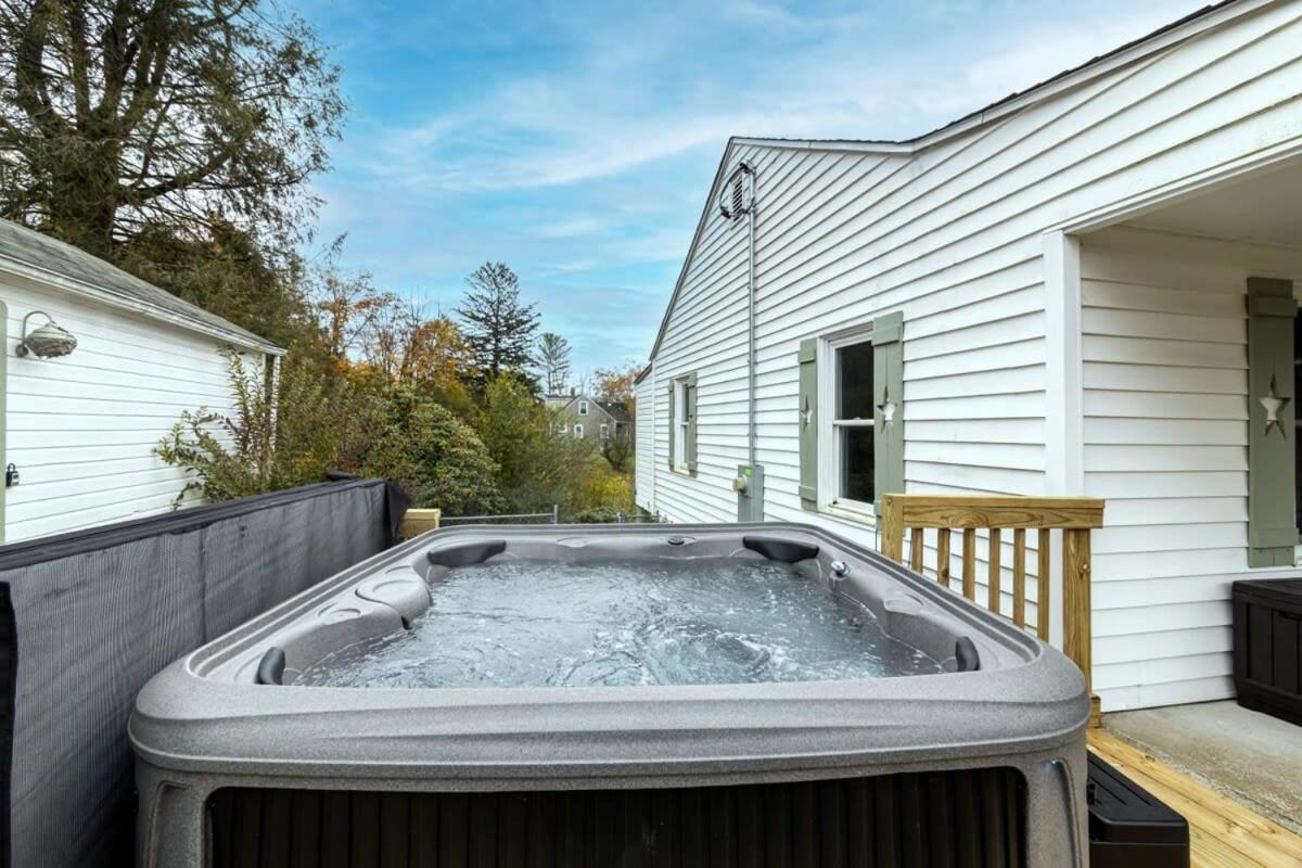 New River Gorge Cottage W Hot Tub, Fire Pit, Grill Oak Hill Exterior foto